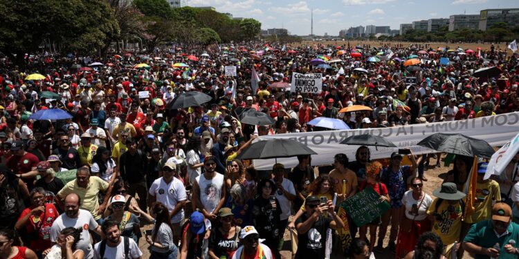 Milhares marcham no DF contra anistia a golpistas e PEC da Blindagem