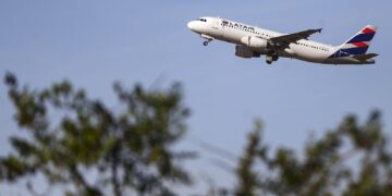 Latam anuncia compra de 24 aviões da Embraer