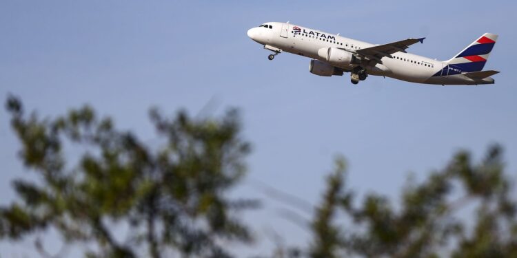 Latam anuncia compra de 24 aviões da Embraer