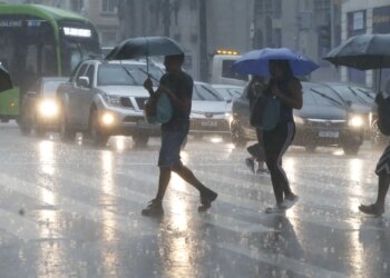 Chuvas em São Paulo deixam feridos e suspendem operação de montadora