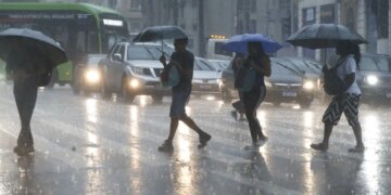 Chuvas em São Paulo deixam feridos e suspendem operação de montadora