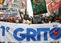 Desfile e protesto tomam as ruas do centro do Rio de Janeiro