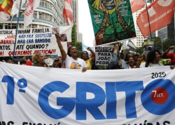 Desfile e protesto tomam as ruas do centro do Rio de Janeiro