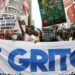 Desfile e protesto tomam as ruas do centro do Rio de Janeiro