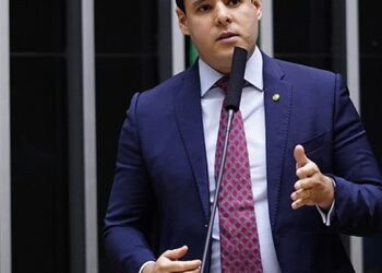 Moraes autoriza Bolsonaro a receber visita de relator da anistia
