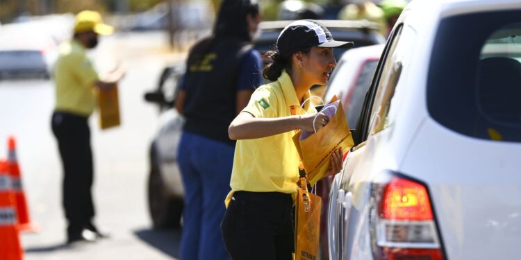 Transporte: melhor lugar de criança no carro é o meio do banco de trás