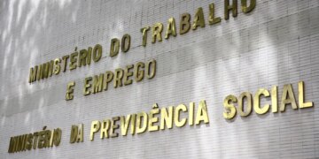 Governo notifica patrões sobre atraso do FGTS de empregadas domésticas