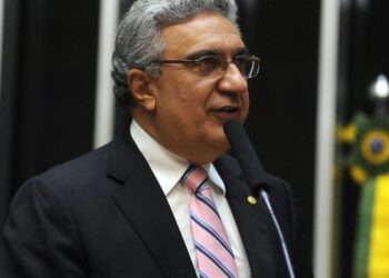 Laurez Moreira assume governo do Tocantins e exonera secretários