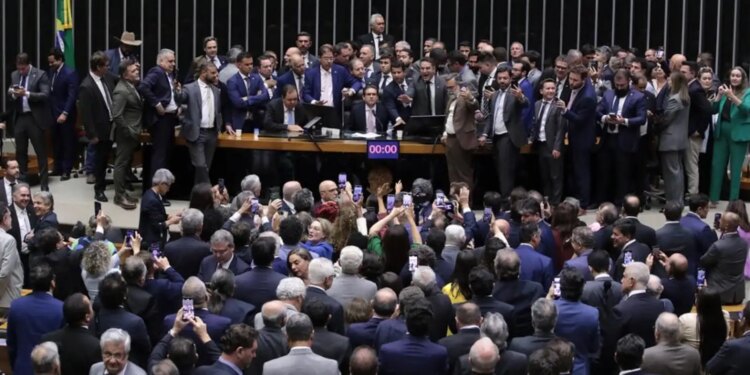 Corregedor da Câmara pede suspensão de 3 deputados envolvidos em motim