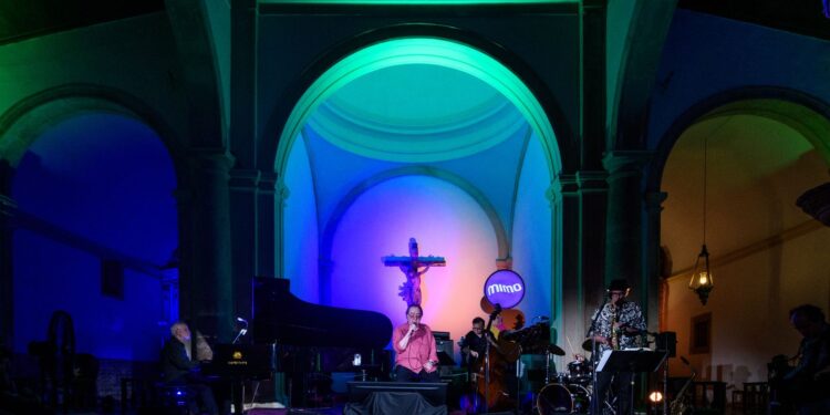 Catedral de 1540 recebe Edu Lobo na volta do MIMO Festival a Olinda