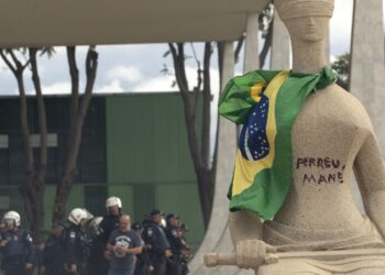 8/1: Moraes mantém prisão domiciliar de mulher que pichou estátua