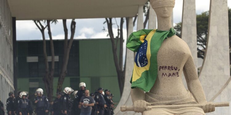 8/1: Moraes mantém prisão domiciliar de mulher que pichou estátua