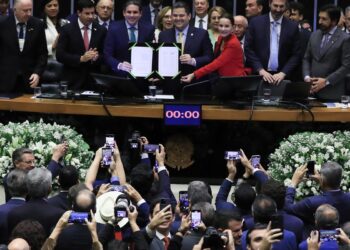 Congresso promulga PEC que muda regras para pagamento dos precatórios