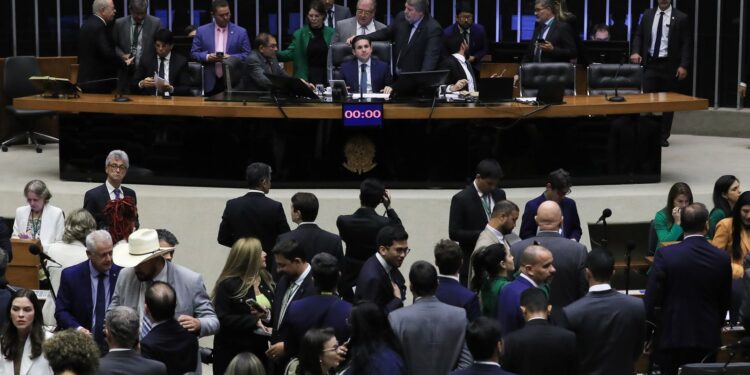 Câmara aprova texto que dificulta denúncia criminal contra parlamentar