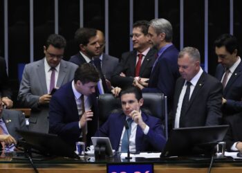 PEC da blindagem é aprovada por deputados e vai ao Senado 