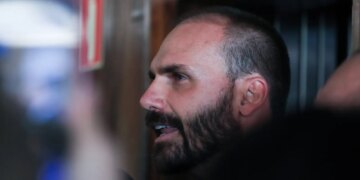 Moraes diz que Eduardo Bolsonaro está nos EUA para fugir da lei