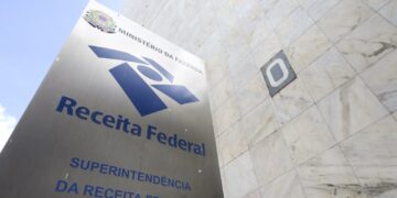 Receita apreende em dois navios no Rio carga de combustível irregular