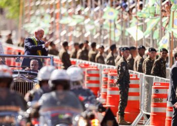 Lula e ministros acompanham desfile; público entoa “sem anistia”