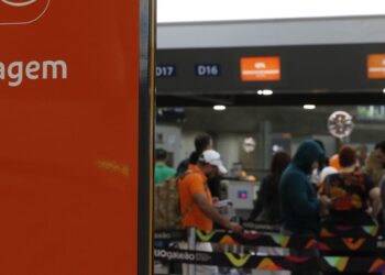 Aeroporto Santos Dumont fecha para limpeza da pista após vazamento