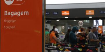 Aeroporto Santos Dumont fecha para limpeza da pista após vazamento