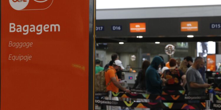 Aeroporto Santos Dumont fecha para limpeza da pista após vazamento