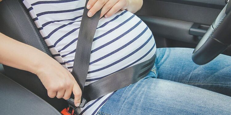 Médicos alertam para cuidados no volante durante gestação e puerpério