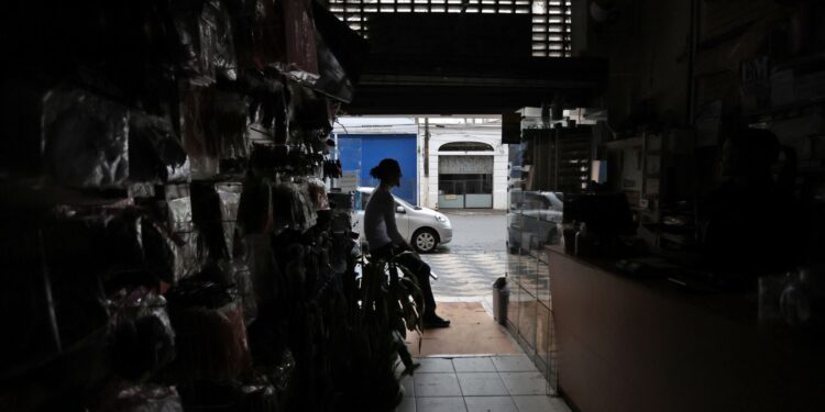 Vendavais, quedas de árvores e desabamentos deixam 8 feridos em SP