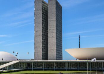 “Combinaram não enxergar nada”, diz advogado sobre descontos do INSS