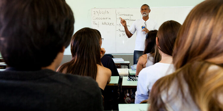 Sancionada lei que cria Carteira Nacional de Docente — Senado Notícias
