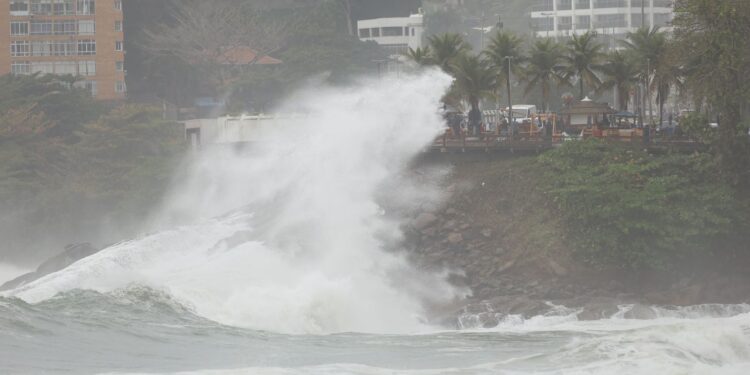 Rio tem alerta de ressaca e Ciclovia Tim Maia é fechada até terça