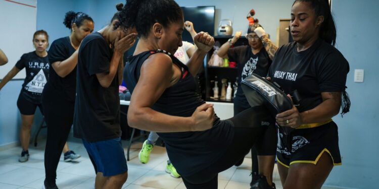 Projeto social no Rio oferece aulas de defesa pessoal para mulheres