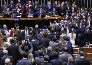 Câmara aprova urgência para projeto de anistia a golpistas