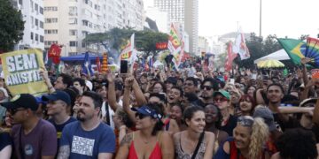 Ato no RJ com Caetano, Chico e Gil repudia anistia e PEC da Blindagem