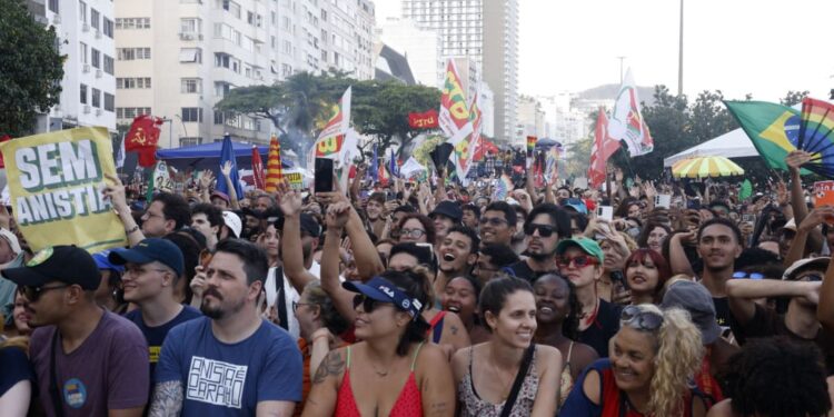 Ato no RJ com Caetano, Chico e Gil repudia anistia e PEC da Blindagem