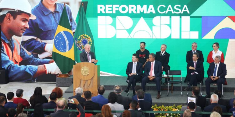 Lula lança programa de reforma de casas e defende ação para invisíveis