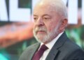 Lula troca de avião após falha no motor antes de voo no Pará