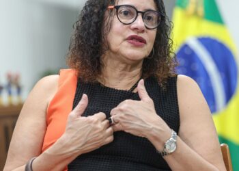 Vacina brasileira de covid ajuda a combater negacionismo, diz ministra
