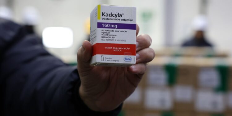 Brasil recebe lote de medicamento para tratar câncer de mama no SUS