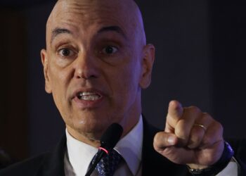 Moraes suspende decisão que destituiu defesa de réu da trama golpista
