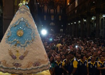 Romaria fluvial antecede procissão do Círio de Nazaré, em Belém