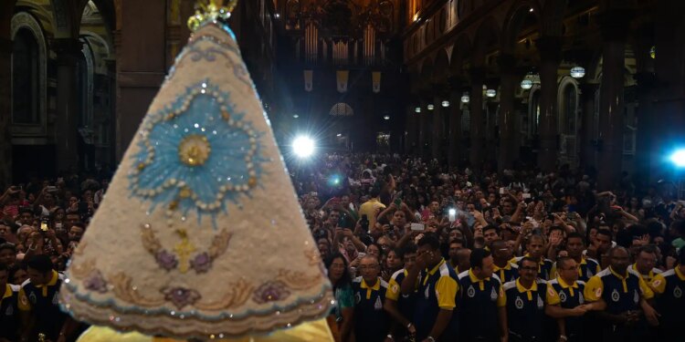Romaria fluvial antecede procissão do Círio de Nazaré, em Belém