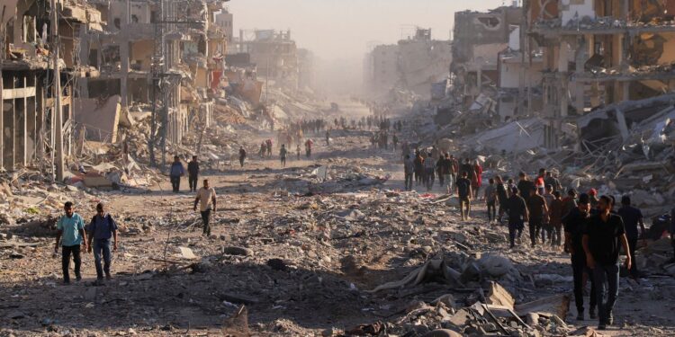 Moradores de Gaza voltam para casas destruídas