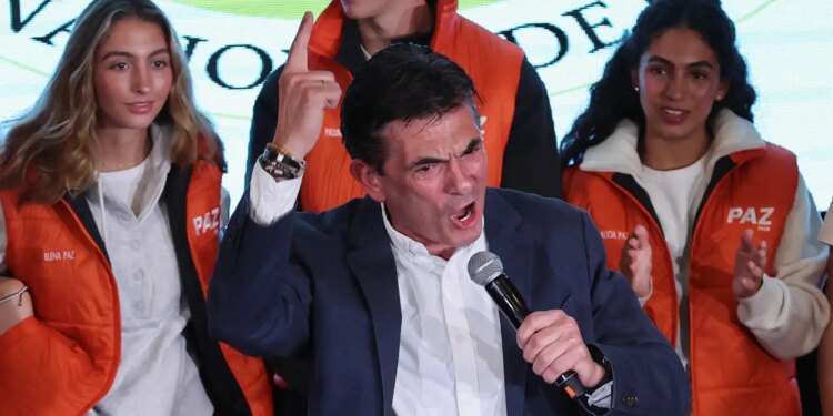 Rodrigo Paz é eleito presidente da Bolívia em meio a crise econômica