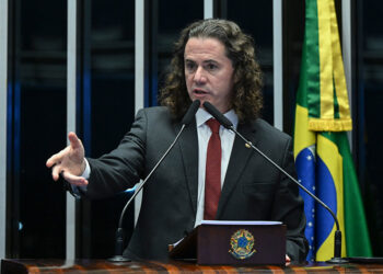 Veneziano destaca avanços do Hospital de Amor em Campina Grande (PB) — Senado Notícias