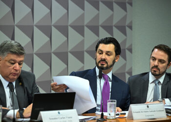 Fernando Cavalcanti apela ao silêncio e parlamentares apontam negócios suspeitos — Senado Notícias