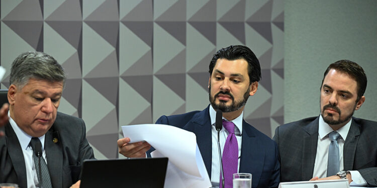 Fernando Cavalcanti apela ao silêncio e parlamentares apontam negócios suspeitos — Senado Notícias