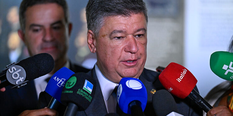 Carlos Viana afirma que depoente não consegue explicar enriquecimento — Senado Notícias