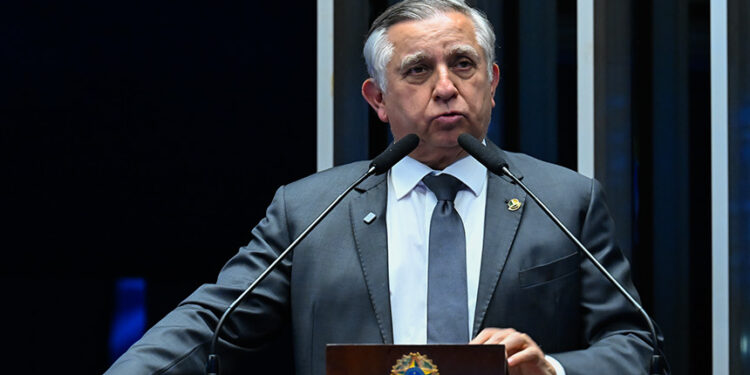 Izalci critica programas sociais e aponta falhas na educação — Senado Notícias