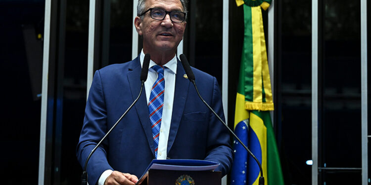 Lucas Barreto homenageia professores e critica descaso com a educação — Senado Notícias