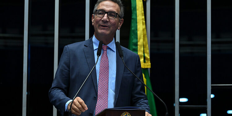 Lucas Barreto comemora licença para prospecção de petróleo — Senado Notícias
